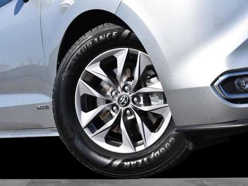 Used 2021 Toyota Sienna XLE w/ XLE Plus Package image 3