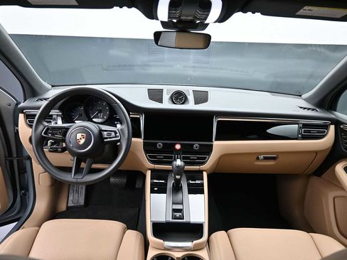 Certified 2025 Porsche Macan AWD/4WD image 6