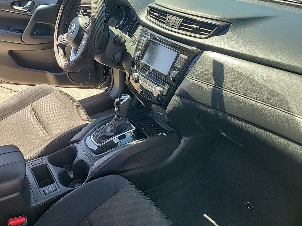 Used 2018 Nissan Rogue SV AWD/4WD image 4