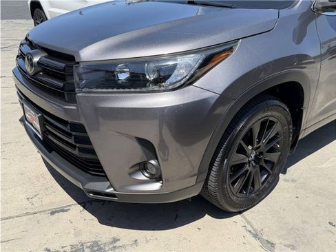 Used 2019 Toyota Highlander SE FWD image 11