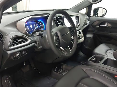New 2026 Chrysler Pacifica Select image 17
