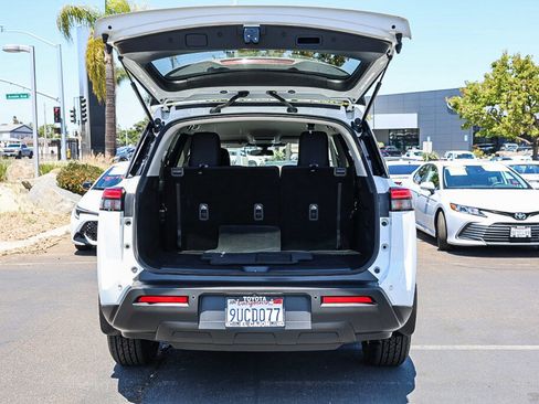 Used 2025 Nissan Pathfinder S FWD image 11