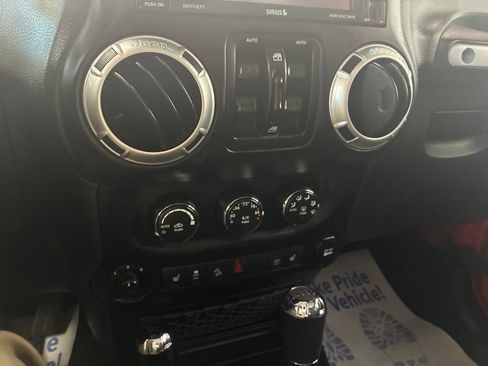 Used 2017 Jeep Wrangler Unlimited Rubicon w/ Cold Weather Group AWD/4WD image 42