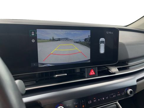 Used 2025 Kia Carnival FWD image 16