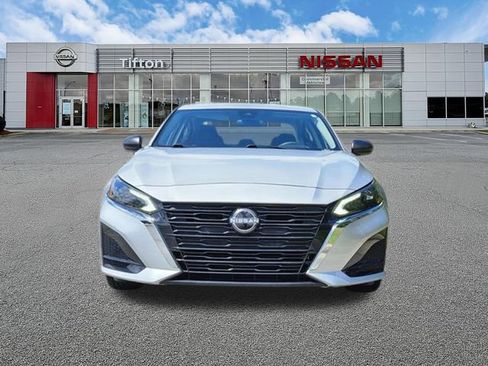 Used 2025 Nissan Altima 2.5 SV FWD image 2