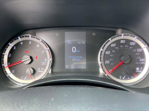 Used 2021 Toyota Highlander L image 25