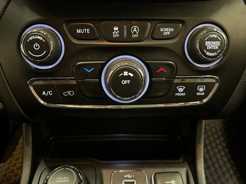 Used 2019 Jeep Cherokee Latitude Plus w/ Cold Weather Group image 24