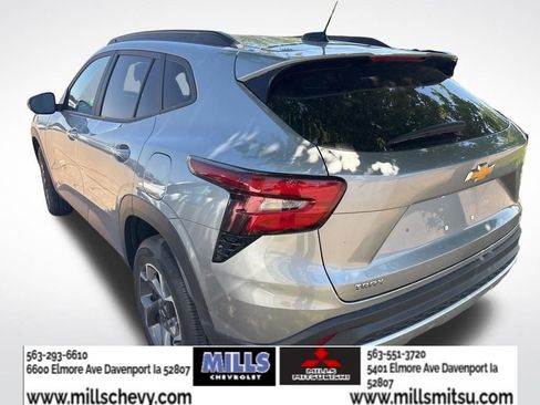 Used 2025 Chevrolet Trax LT w/ LT Convenience Package FWD image 4