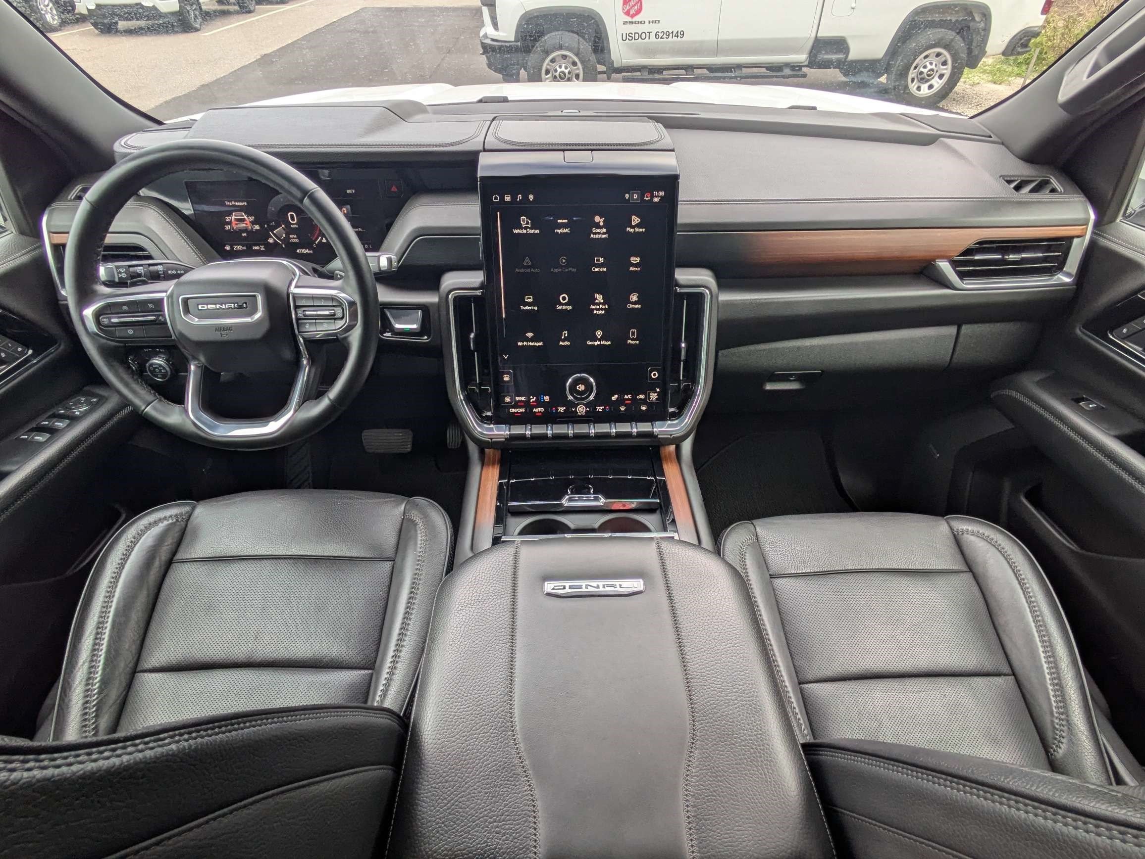 Used 2025 GMC Yukon XL Denali AWD/4WD image 15