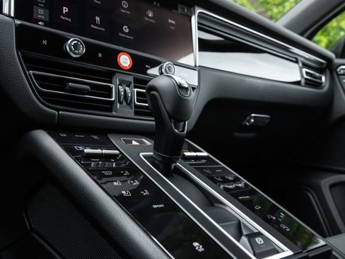 Certified 2026 Porsche Macan AWD/4WD image 27