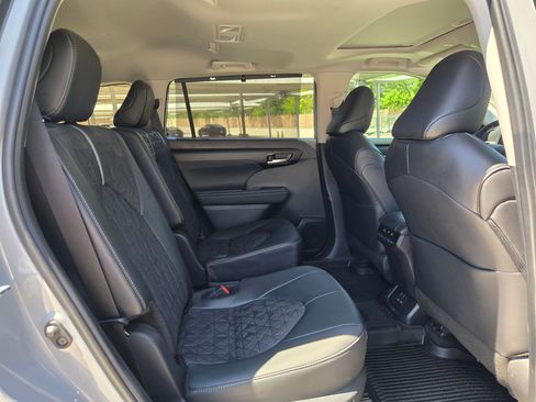 Used 2025 Toyota Highlander XLE image 25