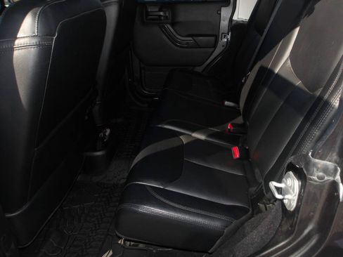 Used 2017 Jeep Wrangler Unlimited Sahara AWD/4WD image 8