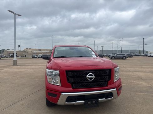 Used 2022 Nissan Titan SV image 3