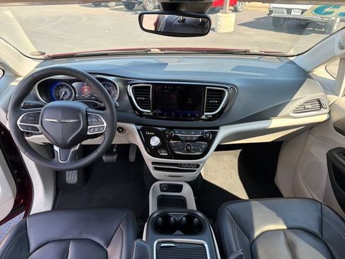 Used 2023 Chrysler Pacifica Touring-L FWD image 12