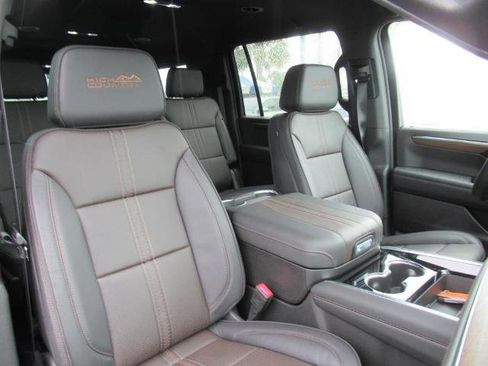 New 2025 Chevrolet Suburban High Country image 9