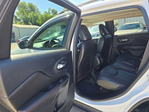 Used 2016 Jeep Cherokee Trailhawk w/ Comfort/Convenience Group AWD/4WD image 16