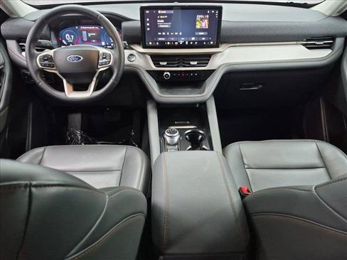 Used 2025 Ford Explorer Active w/ Active Comfort Package RWD image 17
