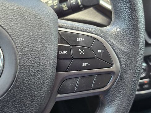 Used 2019 Jeep Cherokee Latitude w/ Popular Appearance Group AWD/4WD image 29