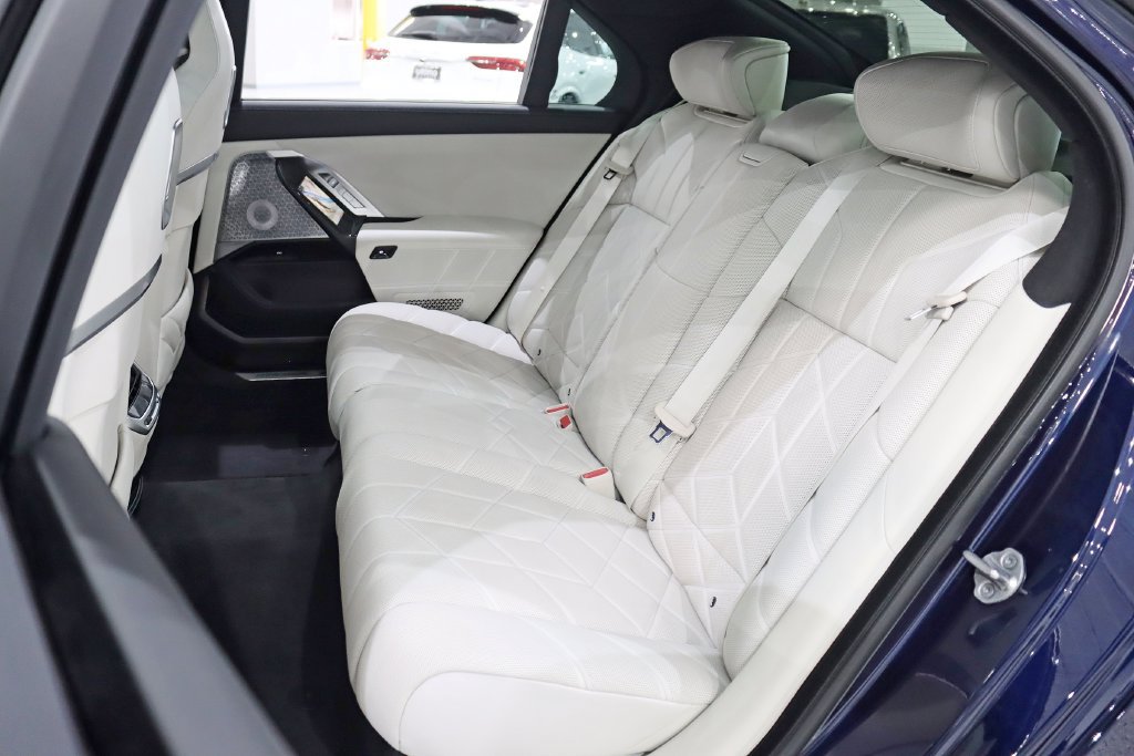 Used 2023 BMW 760i xDrive w/ Luxury Rear Seating Package AWD/4WD image 31