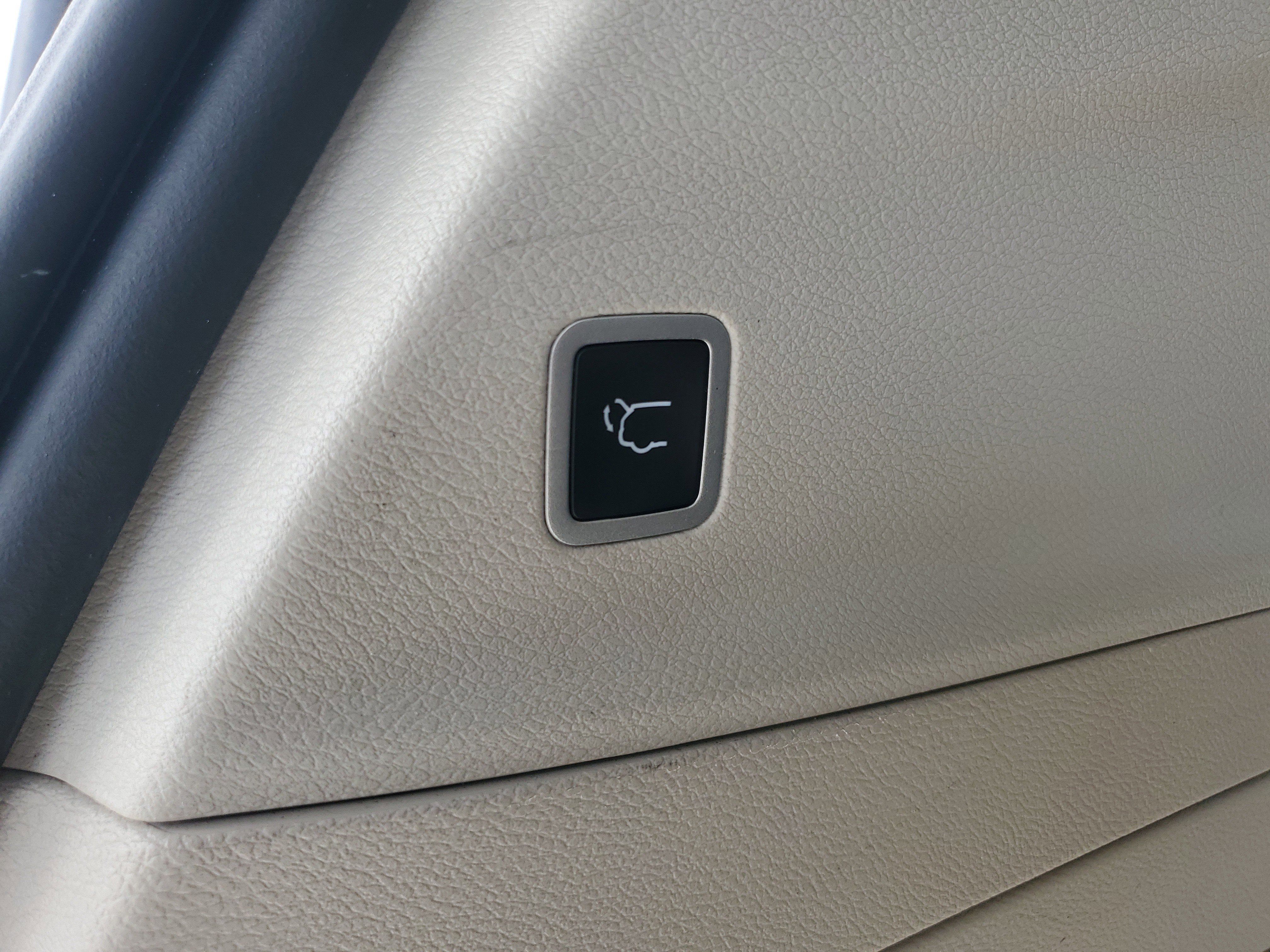 Used 2023 Chrysler Voyager LX FWD image 17