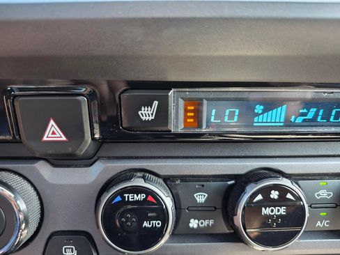 Used 2016 Toyota Tacoma TRD Sport AWD/4WD image 17