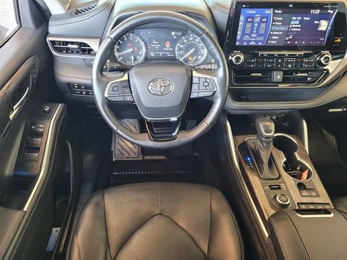 Certified 2021 Toyota Highlander Limited AWD/4WD image 19