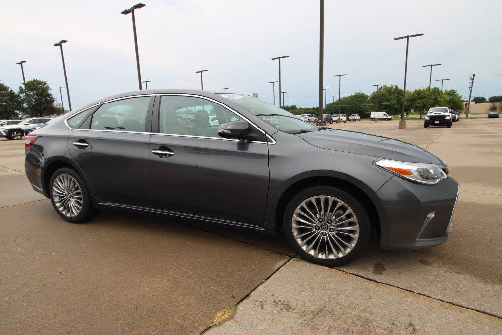 Used 2018 Toyota Avalon Limited w/ All Weather Liner Package FWD image 3