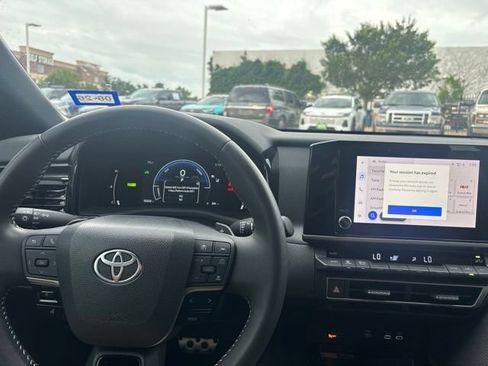 Used 2025 Toyota Camry SE FWD image 10