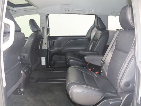 Used 2018 Toyota Sienna SE FWD image 48