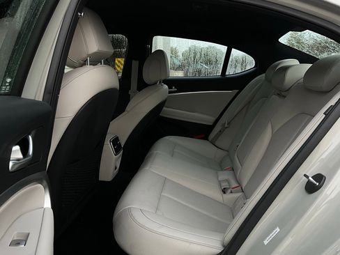 Used 2025 Genesis G70 2.5T image 12