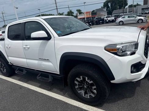 Used 2018 Toyota Tacoma TRD Off-Road w/ Technology Package AWD/4WD image 2
