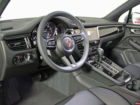 Certified 2025 Porsche Macan image 4