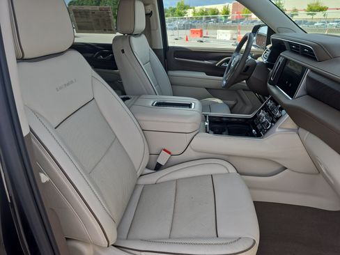 Used 2022 GMC Yukon Denali w/ Denali Premium Package AWD/4WD image 10