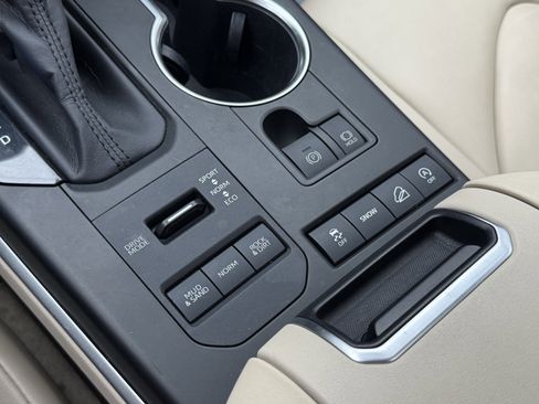 Used 2020 Toyota Highlander XLE image 24