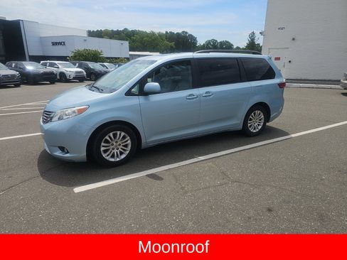 Used 2015 Toyota Sienna XLE FWD image 8