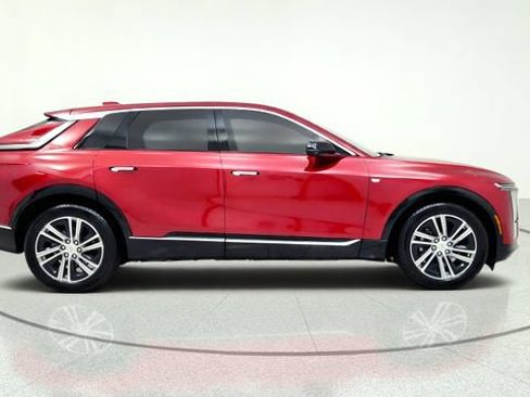Used 2024 Cadillac Lyriq Luxury AWD/4WD image 10
