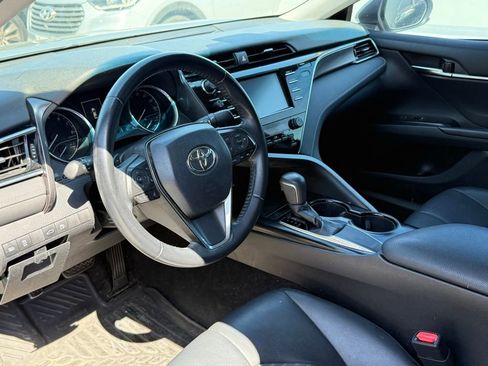 Used 2018 Toyota Camry SE w/ Accessory Appearance Package FWD image 2
