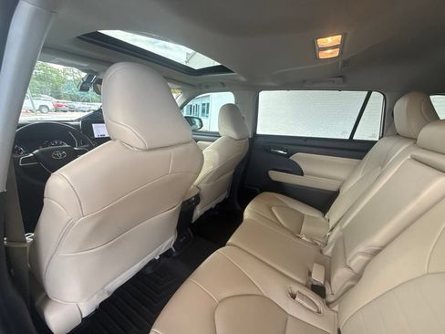 Used 2023 Toyota Highlander XLE FWD image 39