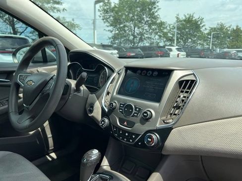 Used 2018 Chevrolet Cruze LT w/ Sun And Sound Package FWD image 34