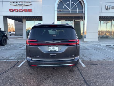 Used 2022 Chrysler Pacifica Touring-L w/ Uconnect Theater Family Group image 5