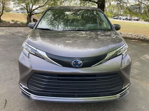Used 2023 Toyota Sienna XLE FWD image 6