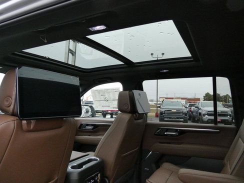 New 2026 Chevrolet Suburban High Country image 19