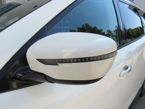 Used 2020 Nissan Pathfinder SV image 14