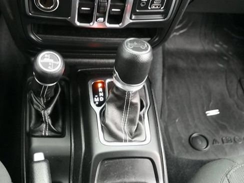 Used 2018 Jeep Wrangler Unlimited Sahara AWD/4WD image 21