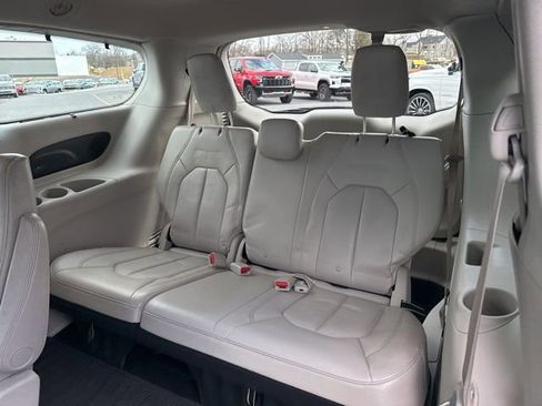 Used 2017 Chrysler Pacifica Touring-L Plus image 19