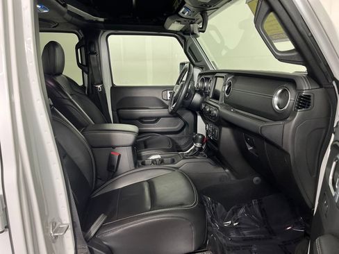 Used 2022 Jeep Wrangler Unlimited Sahara image 16