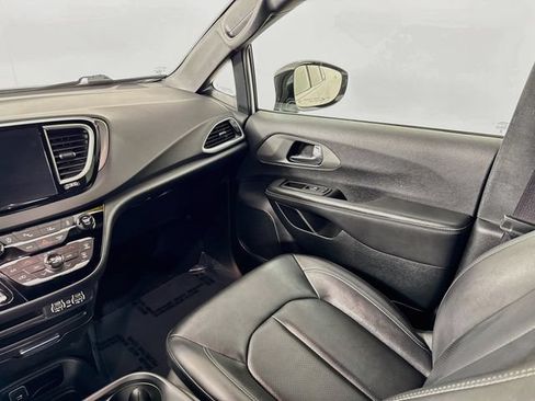 Used 2025 Chrysler Pacifica Select FWD image 22