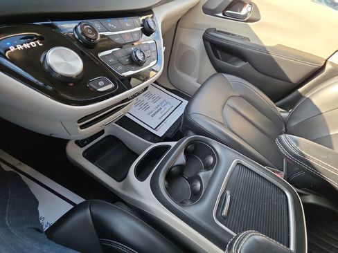 Used 2023 Chrysler Pacifica Touring-L FWD image 20