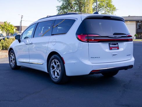 Used 2023 Chrysler Pacifica Limited FWD image 9