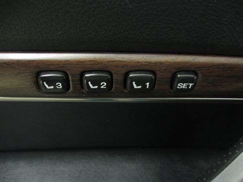Certified 2017 Toyota Land Cruiser image 17